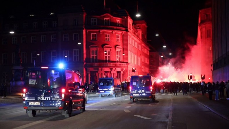 Manifestent contre le passeport vaccinal et les restrictions au Danemark