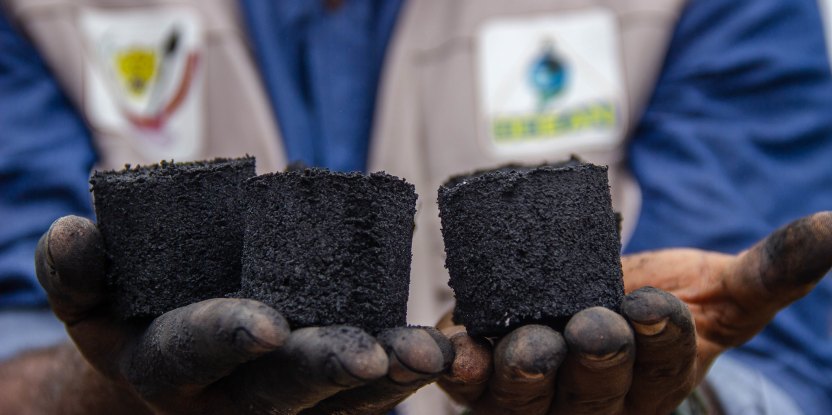 La ville de Goma, situé à l’est de la RDC, abrite une petite entreprise qui produits des briquettes de charbons spécifiques à partir des déchets.