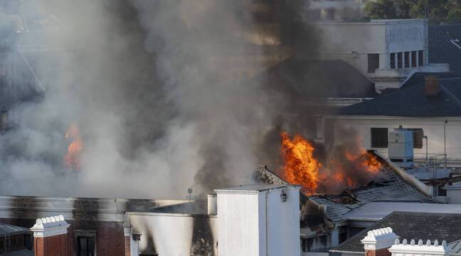 Le toit du batiment de l'Assemblée Nationale Sud-africaine ravagé par un incendie