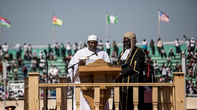 Gambie : réélu président, Adama Barrow prête serment