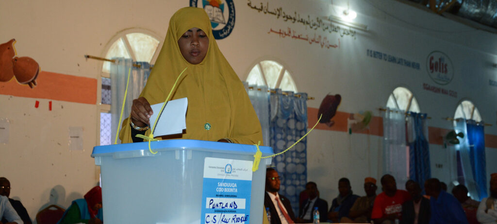 Un nouveau président a été élu à la tête du comité électoral. Musse Gelle Yusuf est désigné par les membres de l’équipe fédérale pour le siège de présidence. Cependant, l’ancien président a été relevé de ces fonctions après avoir été accusé d’être l’auteur d’irrégularité électorale.