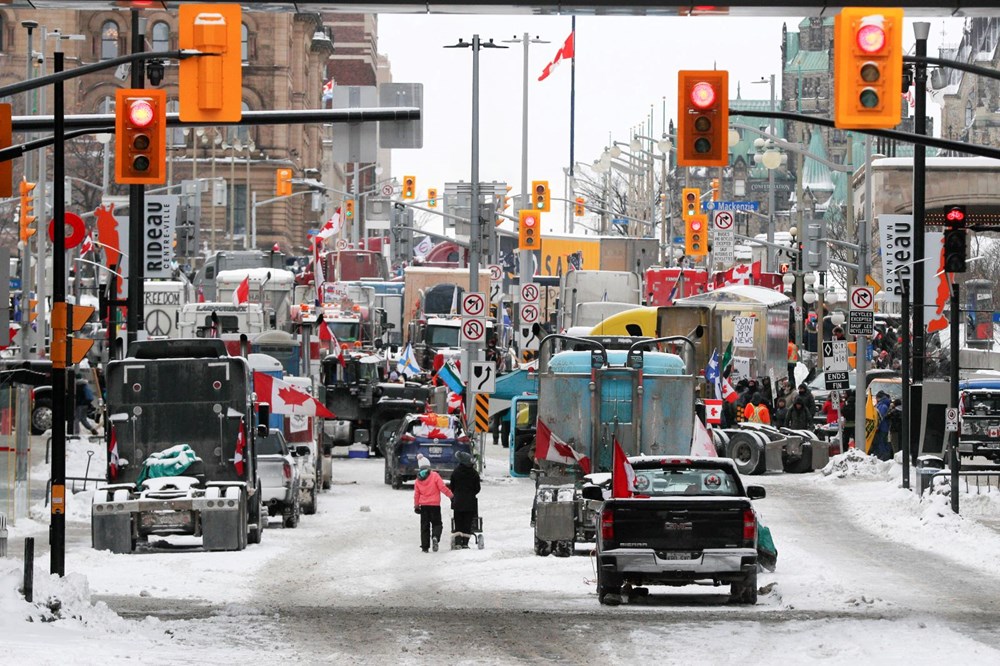 Ambiance incessante de klaxons de camion, activités commerciales bloquées, et même des odeurs entêtantes de gasoil dans l’atmosphère, c’est ceux à quoi la population du centre-ville d’Ottawa est confrontée ces derniers jours