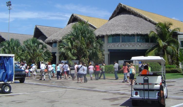 Accueilli dans un hôtel de l’île de Zanzibar, les touristes ukrainiens sont bloqués et ne peuvent plus rentrer chez eux en cette période de guerre en Ukraine.
