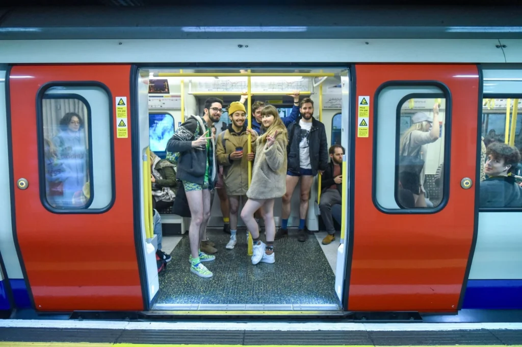 Londres : Journée sans pantalon dans le métro, plus de 100 personnes nues 