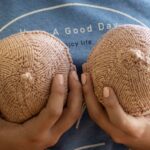 Kenya : Des prothèses mammaires tricotées redonnent espoir aux survivantes du cancer des seins 