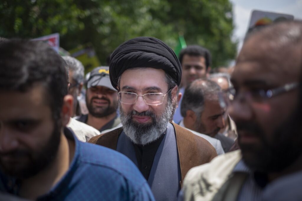 Iran : Mojtaba Khamenei succédera-t-il à son père comme Guide suprême ? 