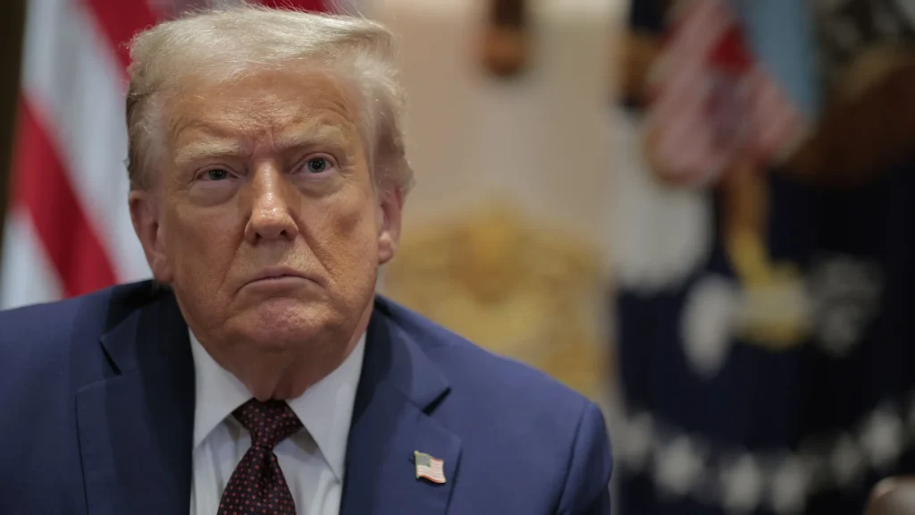 États-Unis : Trump hausse le quota de réfugiés et réserve 10 000 places spécifiquement aux Sud-Africains blancs